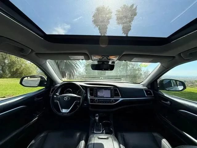Used 2017 Toyota Highlander Limited Platinum w/ Carpet Mat Package FWD image 18