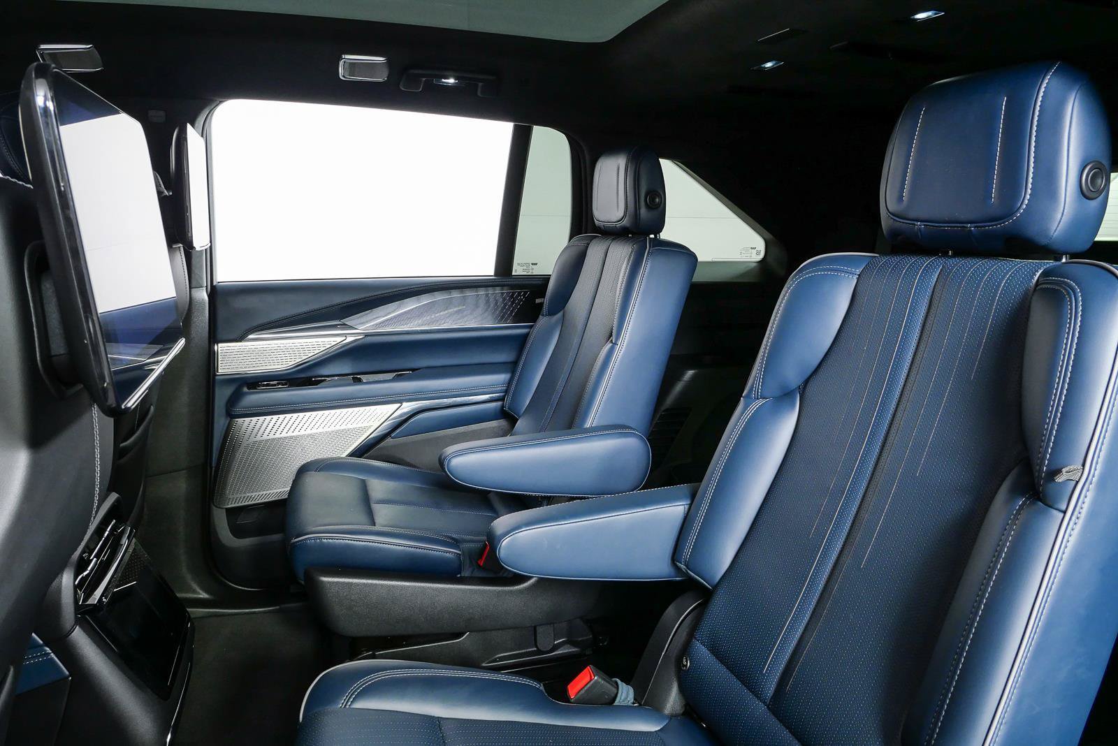 Used 2026 Cadillac Escalade IQ Sport 2 w/ LPO, ONYX Package AWD/4WD image 18