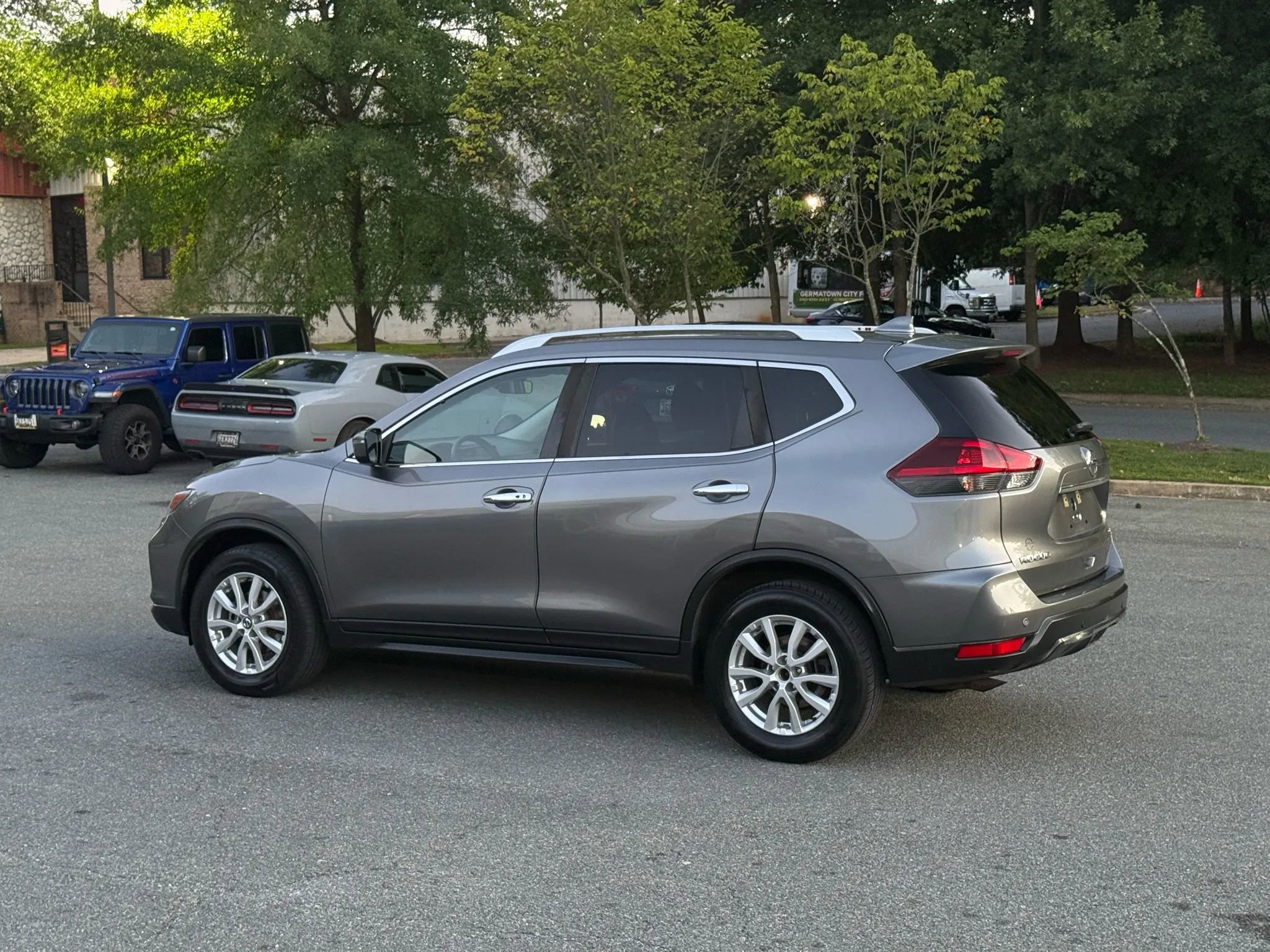 Used 2020 Nissan Rogue SV image 10