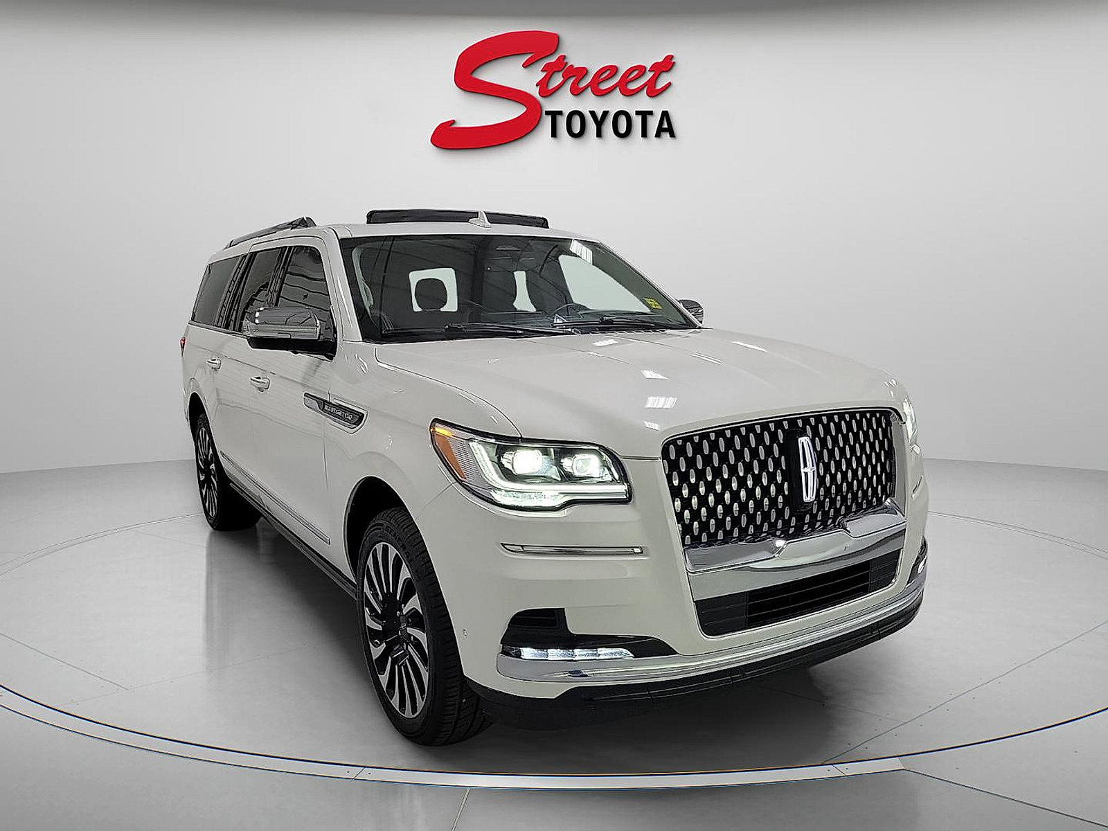 Used 2024 Lincoln Navigator L Black Label AWD/4WD image 5