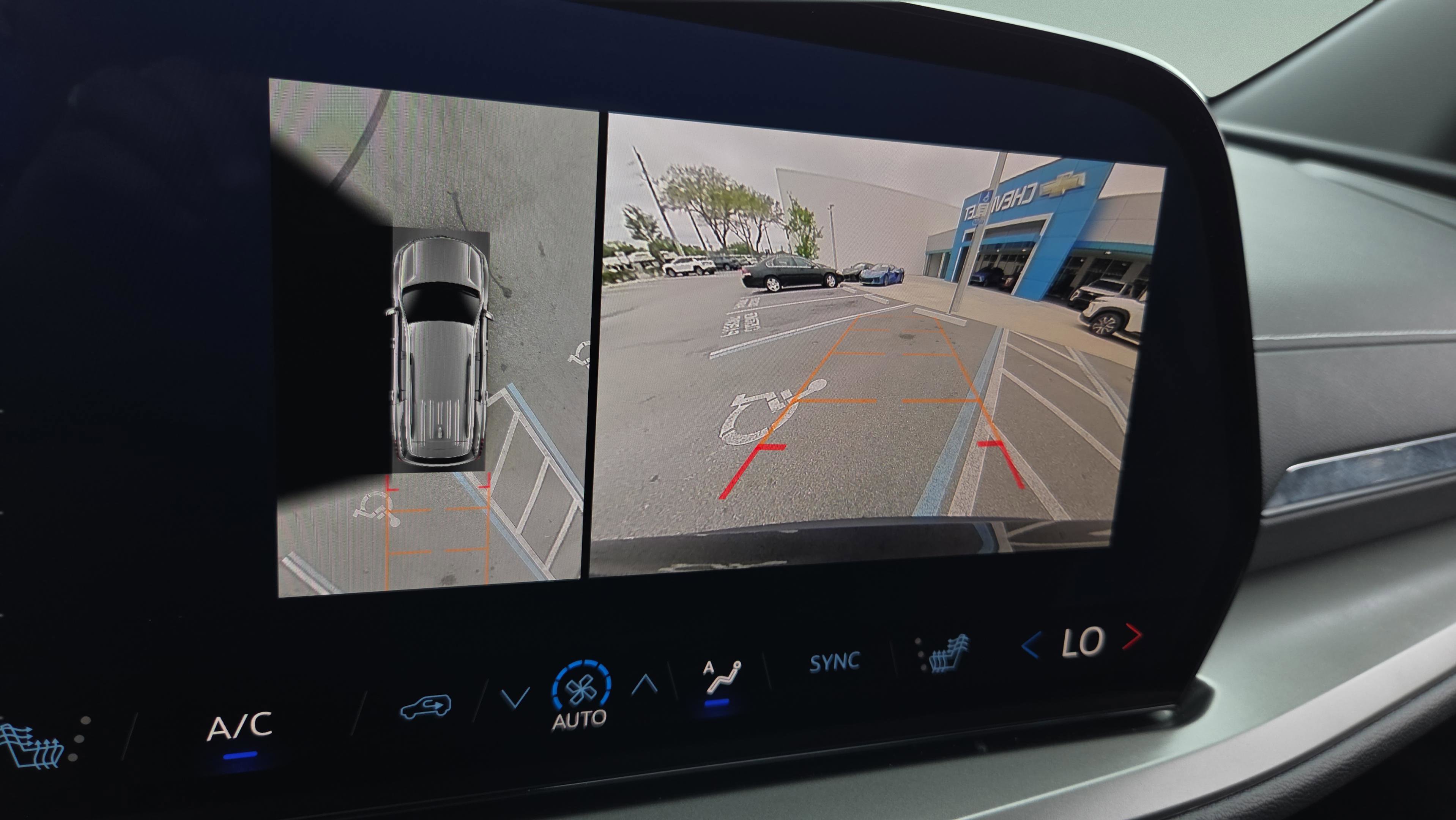 Used 2025 Chevrolet Traverse LT w/ Driver Confidence Package FWD image 19