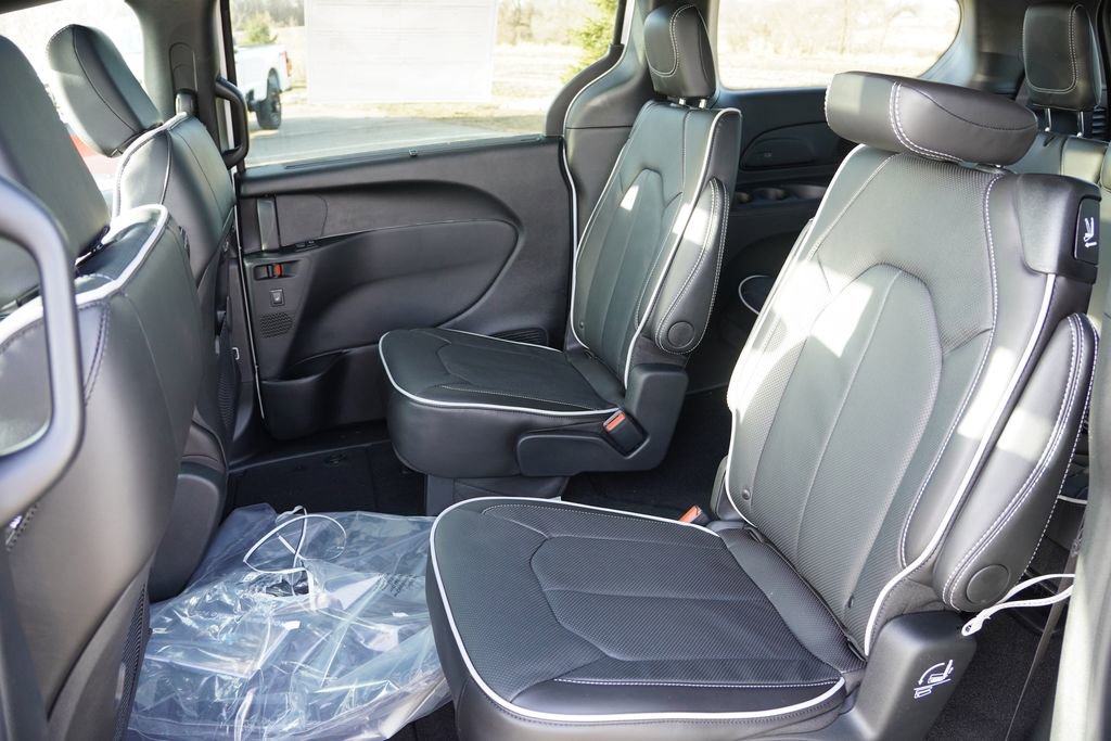 New 2026 Chrysler Pacifica Limited w/ S Appearance Package AWD/4WD image 12