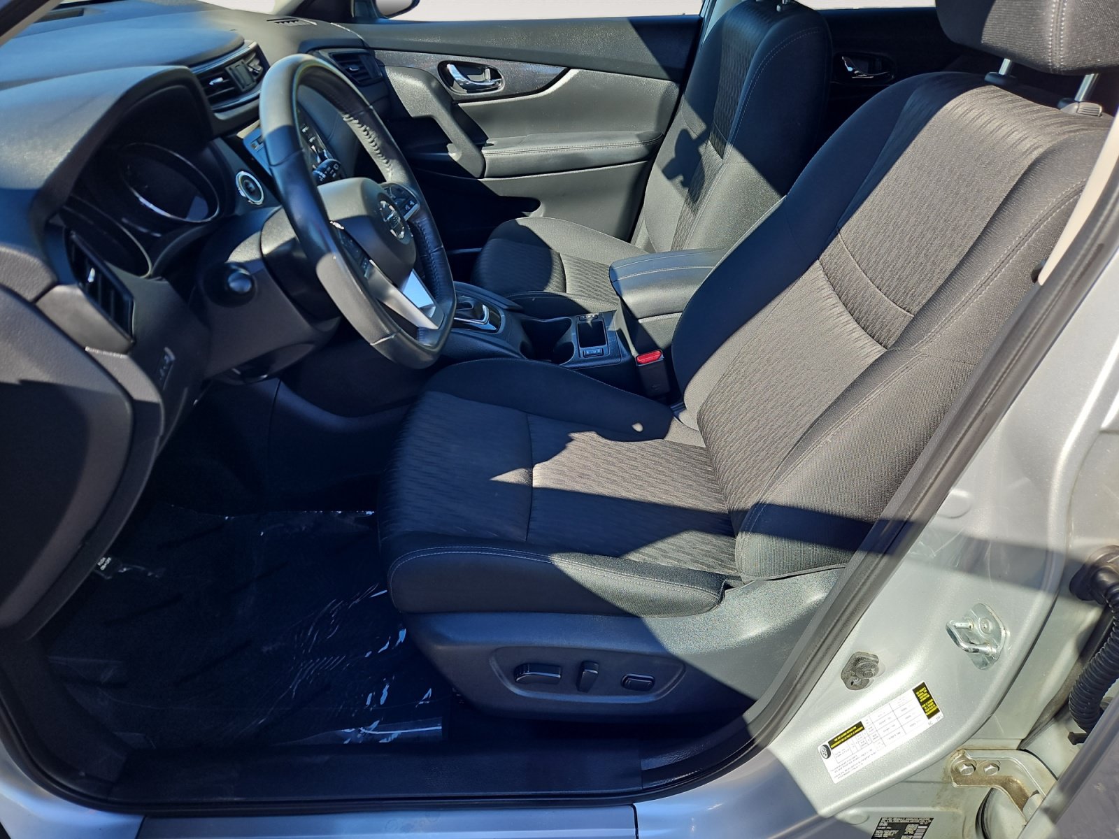 Used 2017 Nissan Rogue SV FWD image 9