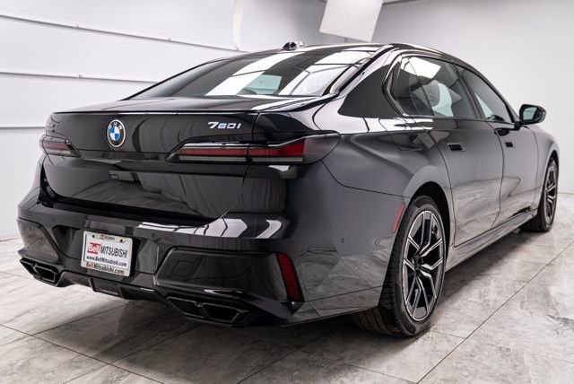 Used 2023 BMW 760i xDrive image 9