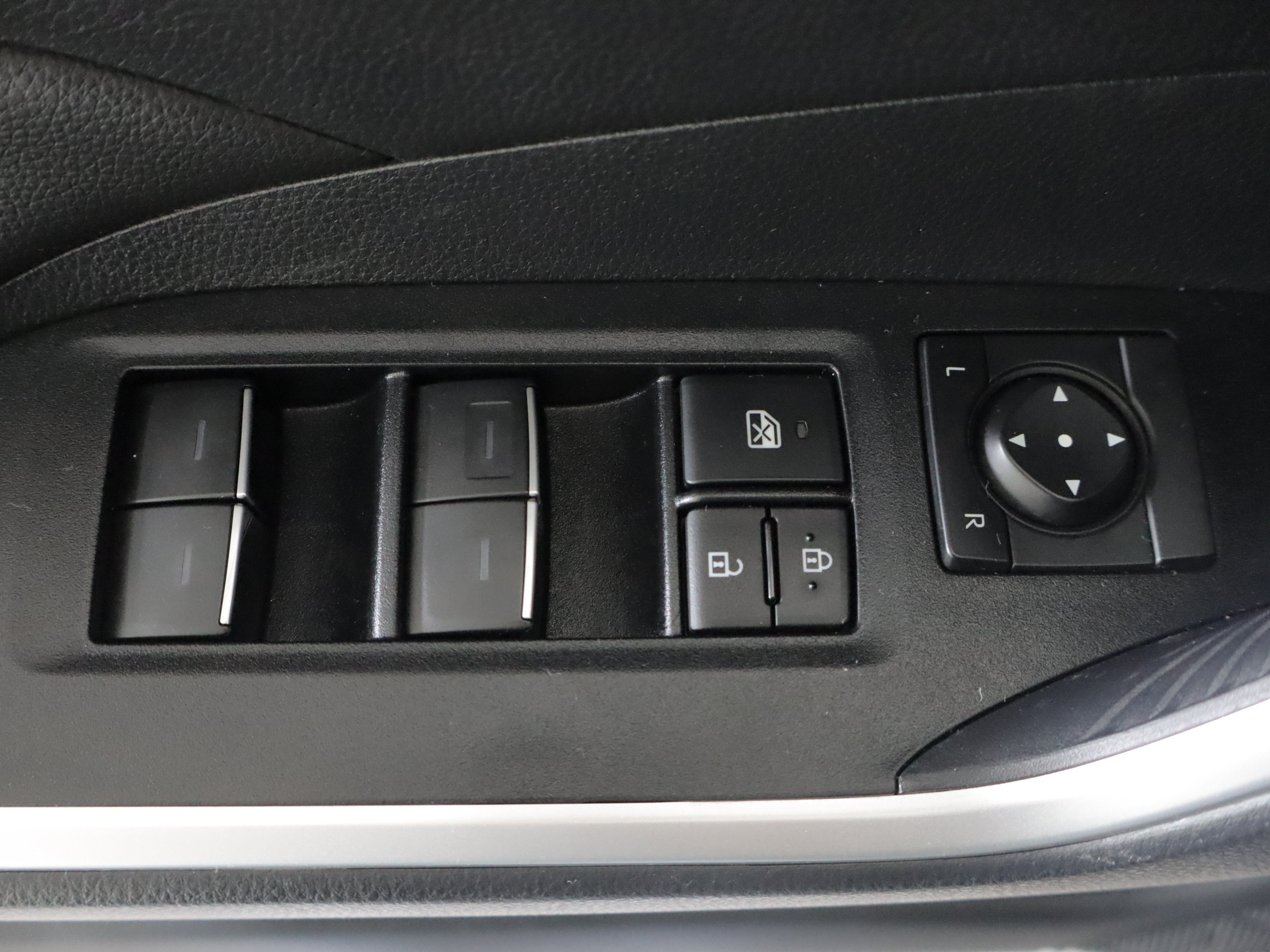 Used 2025 Toyota RAV4 XLE AWD/4WD image 11