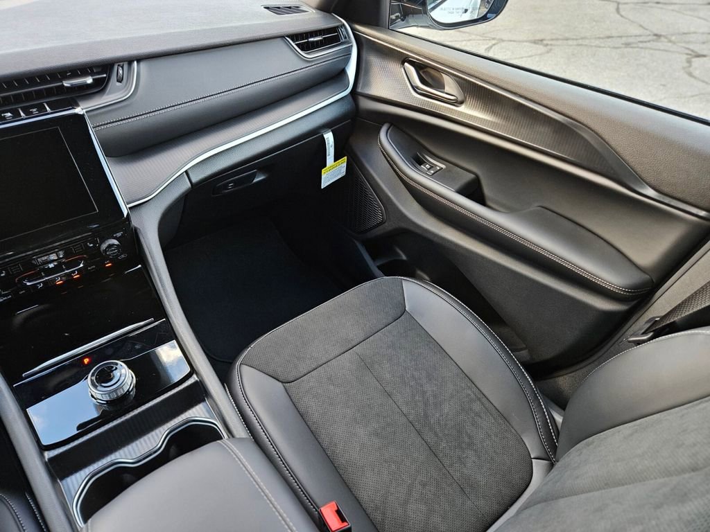New 2025 Jeep Grand Cherokee Altitude image 15