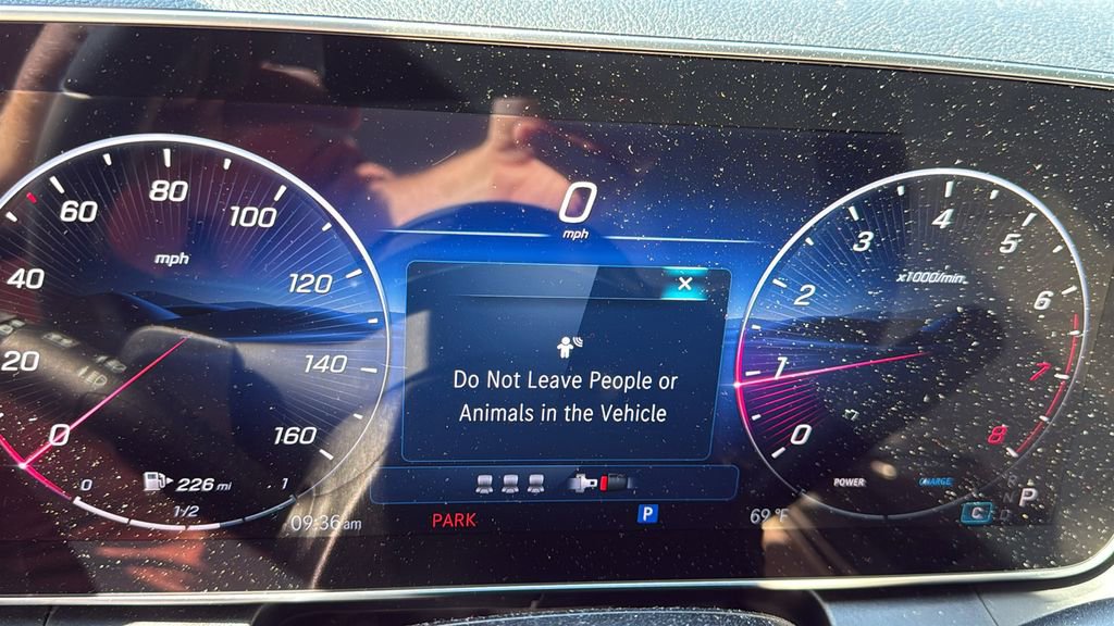 Used 2025 Mercedes-Benz GLC 300 4MATIC image 29
