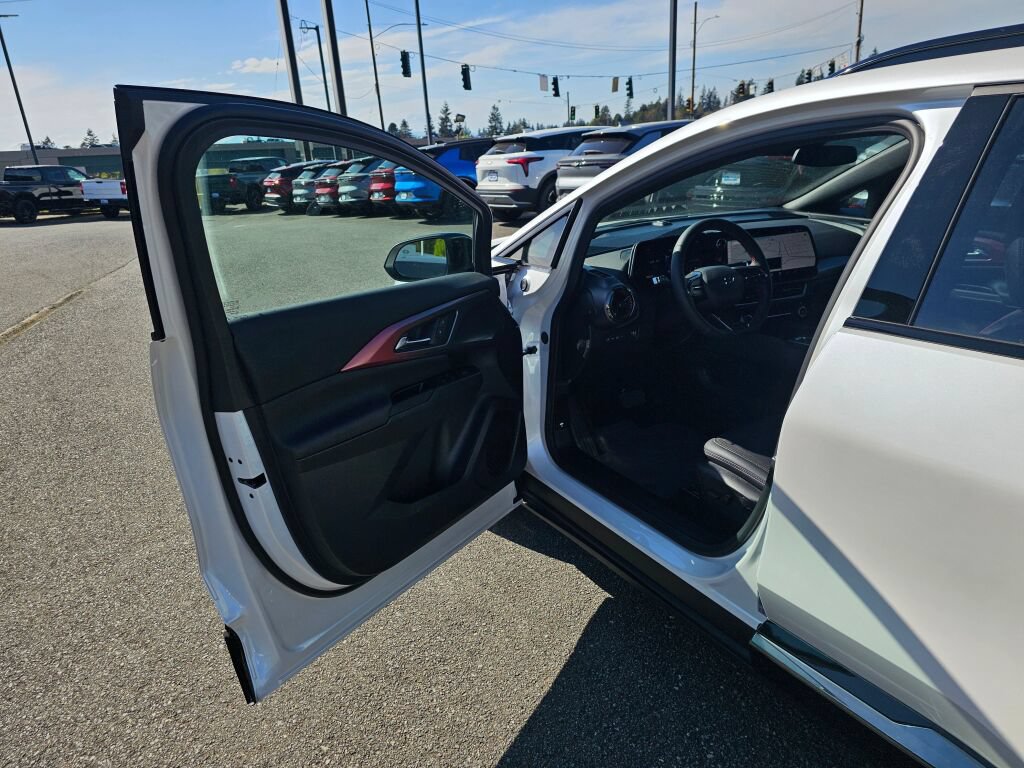 Used 2025 Chevrolet Equinox EV RS FWD image 18