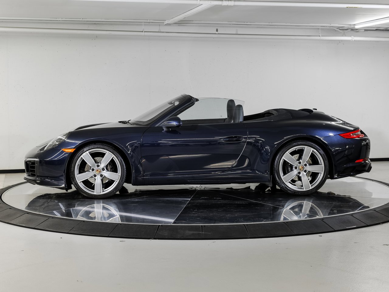 Used 2017 Porsche 911 Carrera 4 image 2