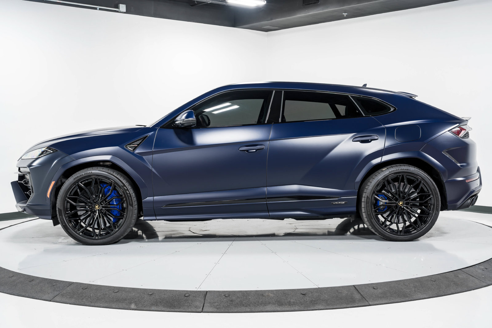 Used 2025 Lamborghini Urus SE AWD/4WD image 6