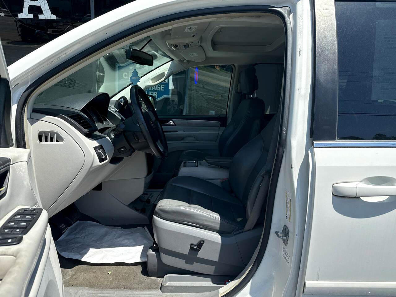 Used 2010 Volkswagen Routan SEL image 7