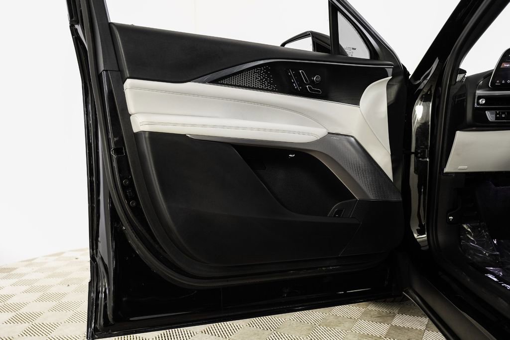 Used 2023 Cadillac Lyriq 2WD image 41