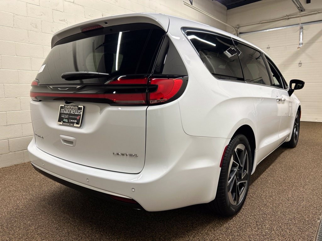 New 2027 Chrysler Pacifica Limited FWD image 2