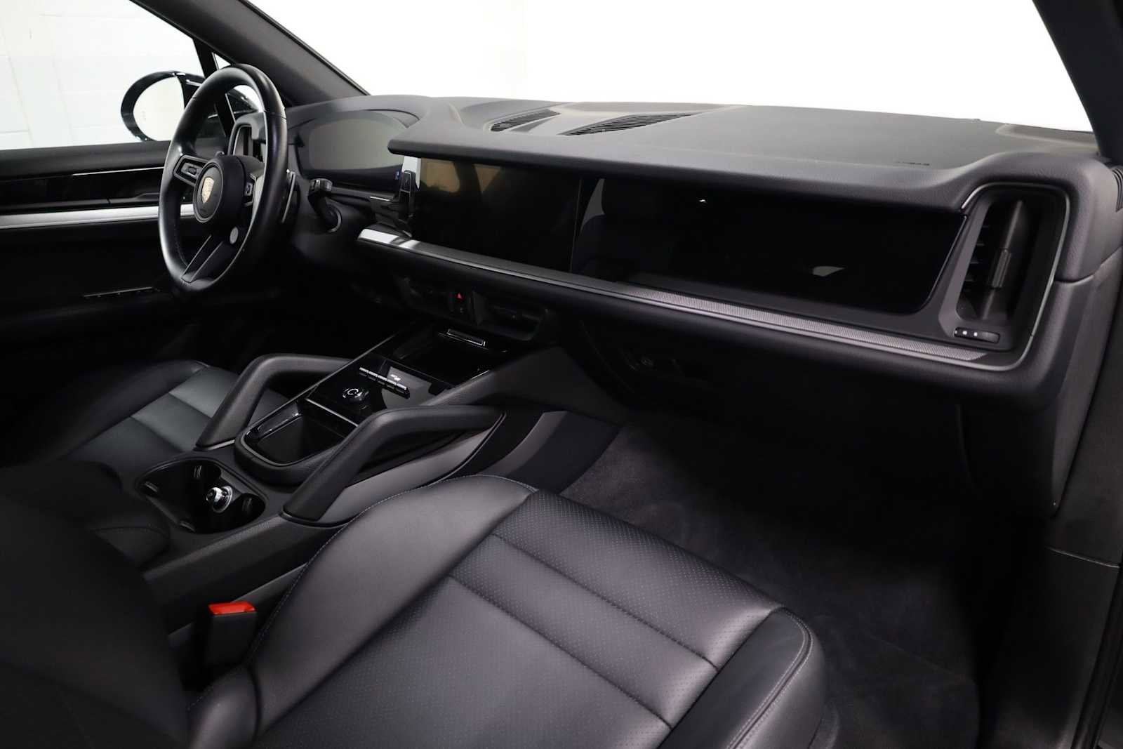 Certified 2024 Porsche Cayenne AWD/4WD image 6