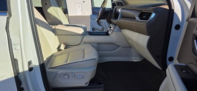 Used 2024 GMC Yukon Denali w/ Advanced Technology Package AWD/4WD image 19