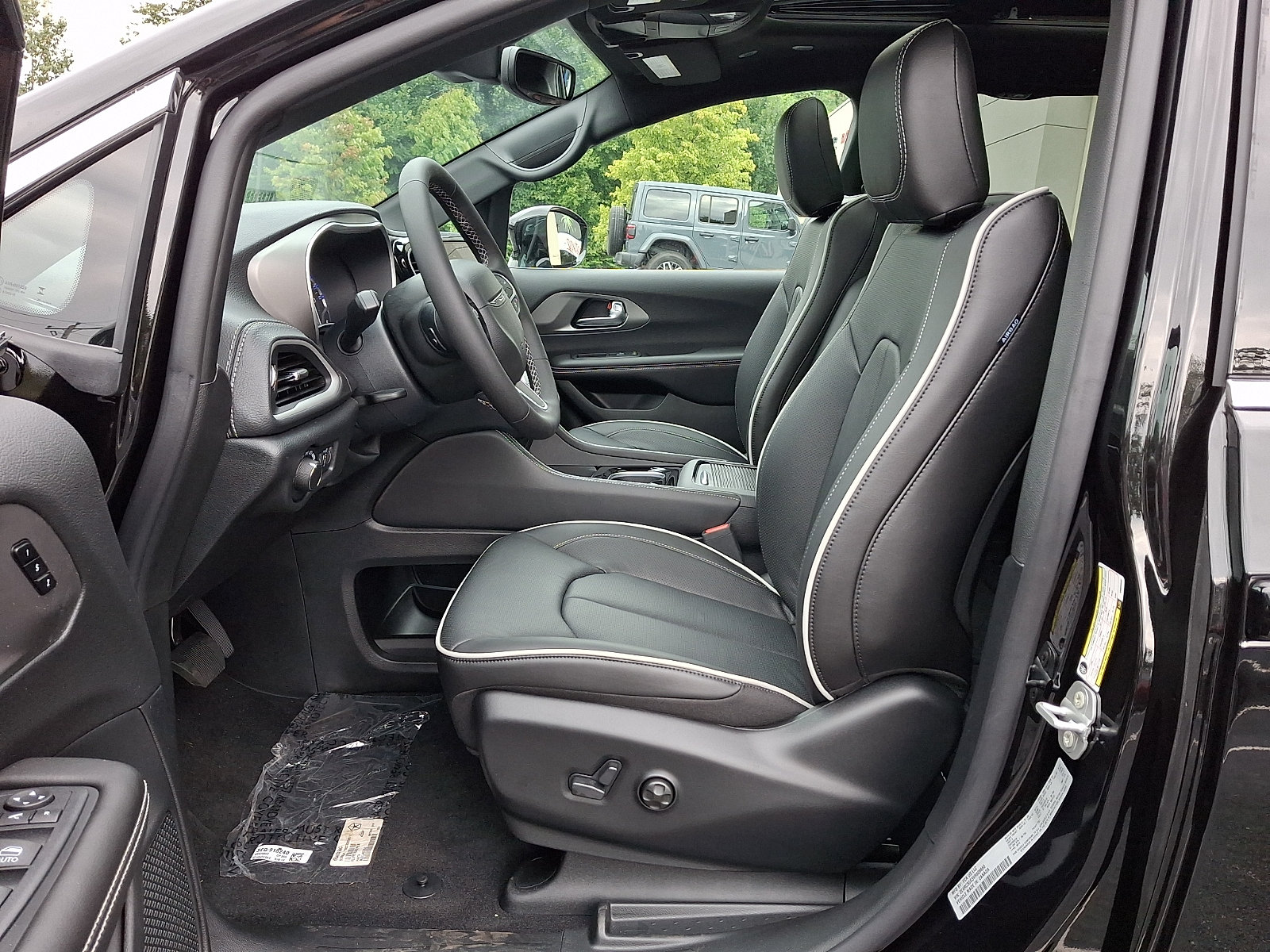New 2027 Chrysler Pacifica Limited AWD/4WD image 9