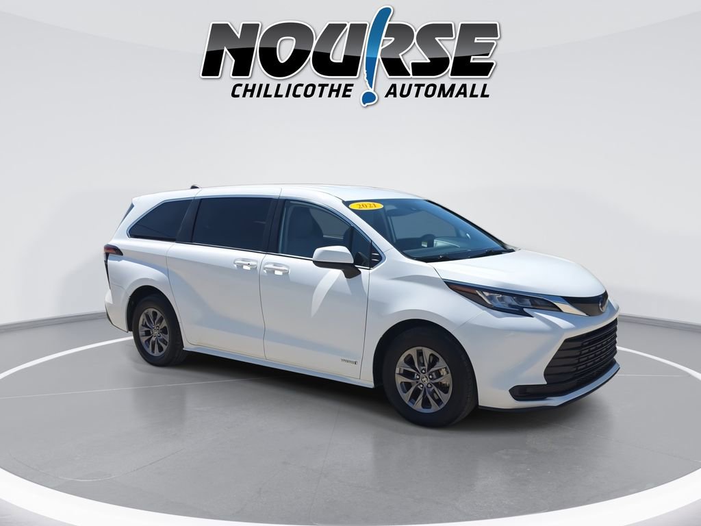 Used 2021 Toyota Sienna LE FWD image 2