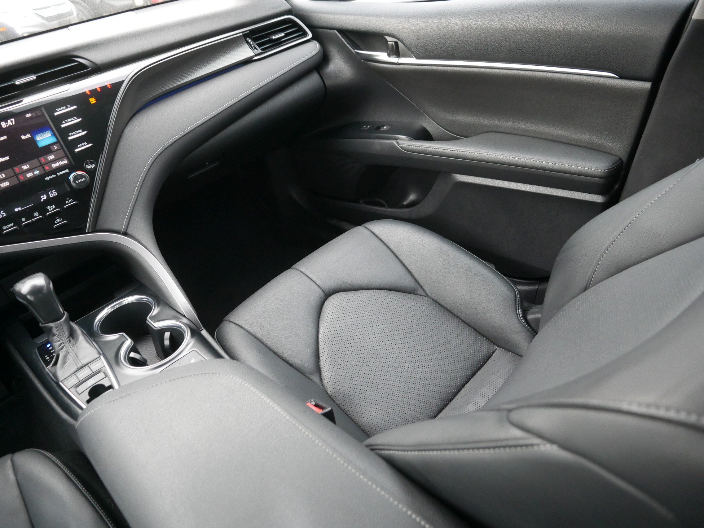 Used 2019 Toyota Camry XSE FWD image 11