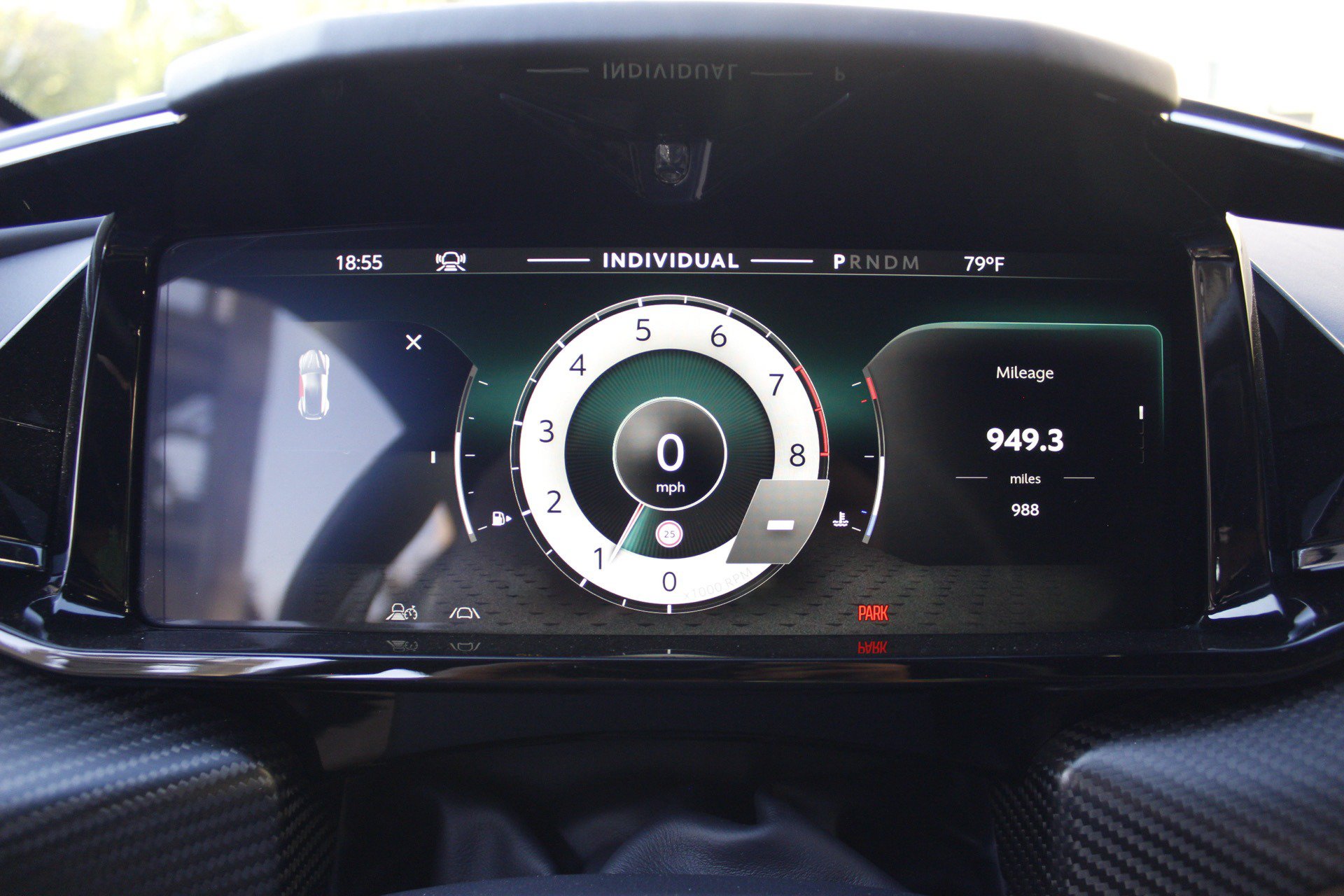 Used 2025 Aston Martin V8 Vantage Coupe RWD image 32