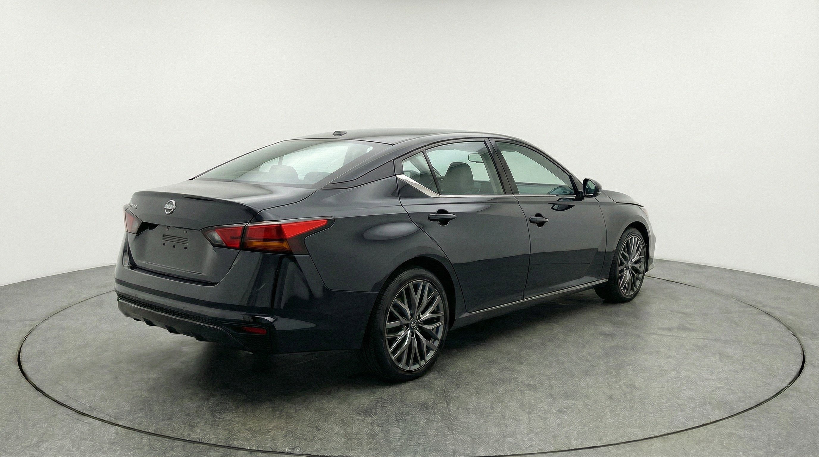 Used 2025 Nissan Altima 2.5 SV FWD image 9