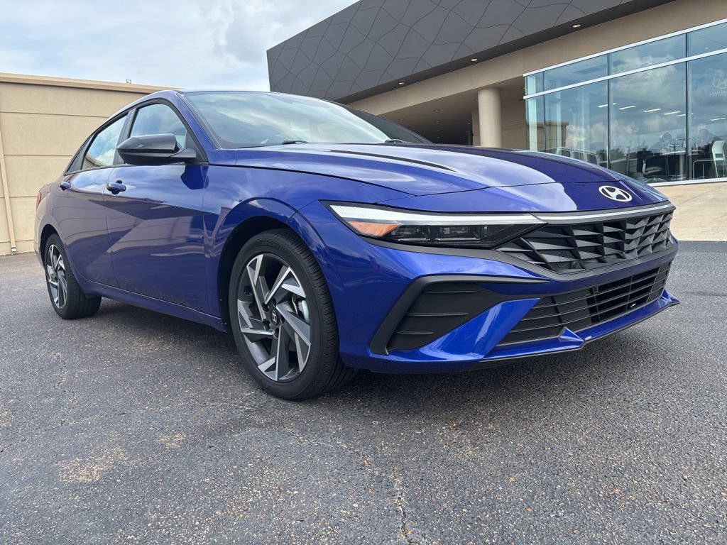 Certified 2025 Hyundai Elantra Sport w/ Cargo Package FWD image 3