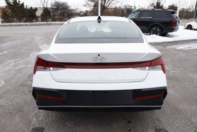 Certified 2024 Hyundai Elantra SEL w/ Convenience Package image 4