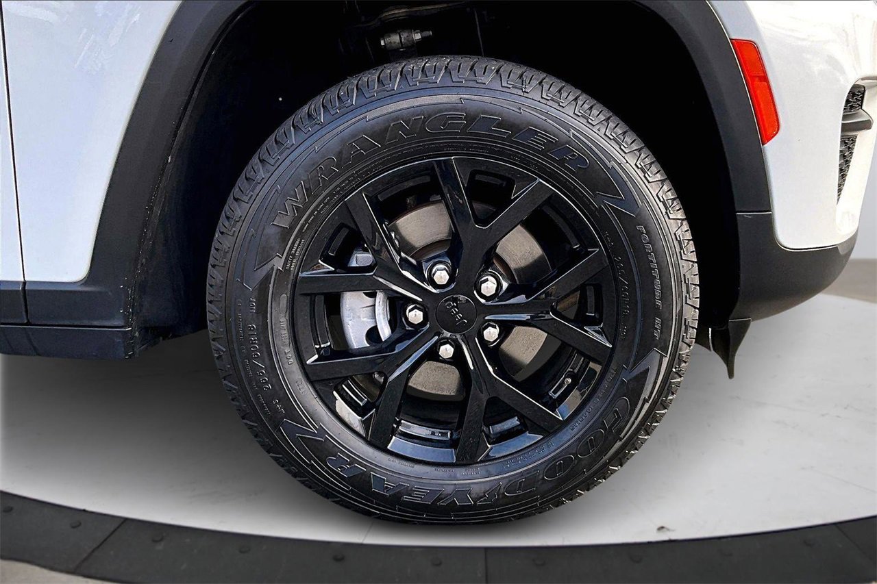 Used 2024 Jeep Grand Cherokee Altitude image 32