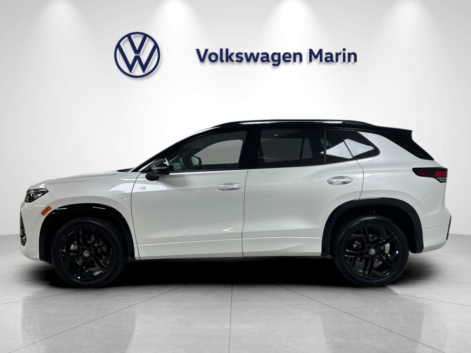 New 2026 Volkswagen Tiguan SE R-Line AWD/4WD image 2