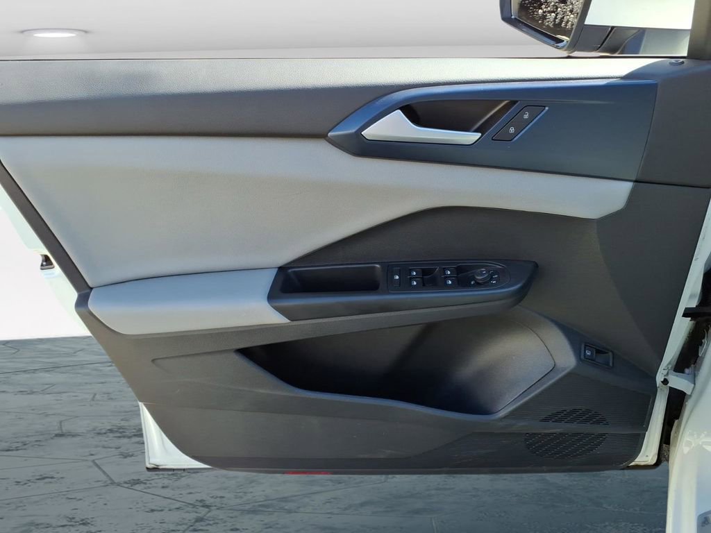 Used 2023 Volkswagen Taos SE image 17