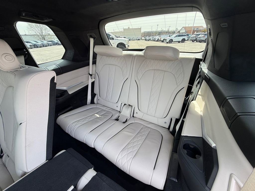 Used 2021 BMW X7 M50i image 15