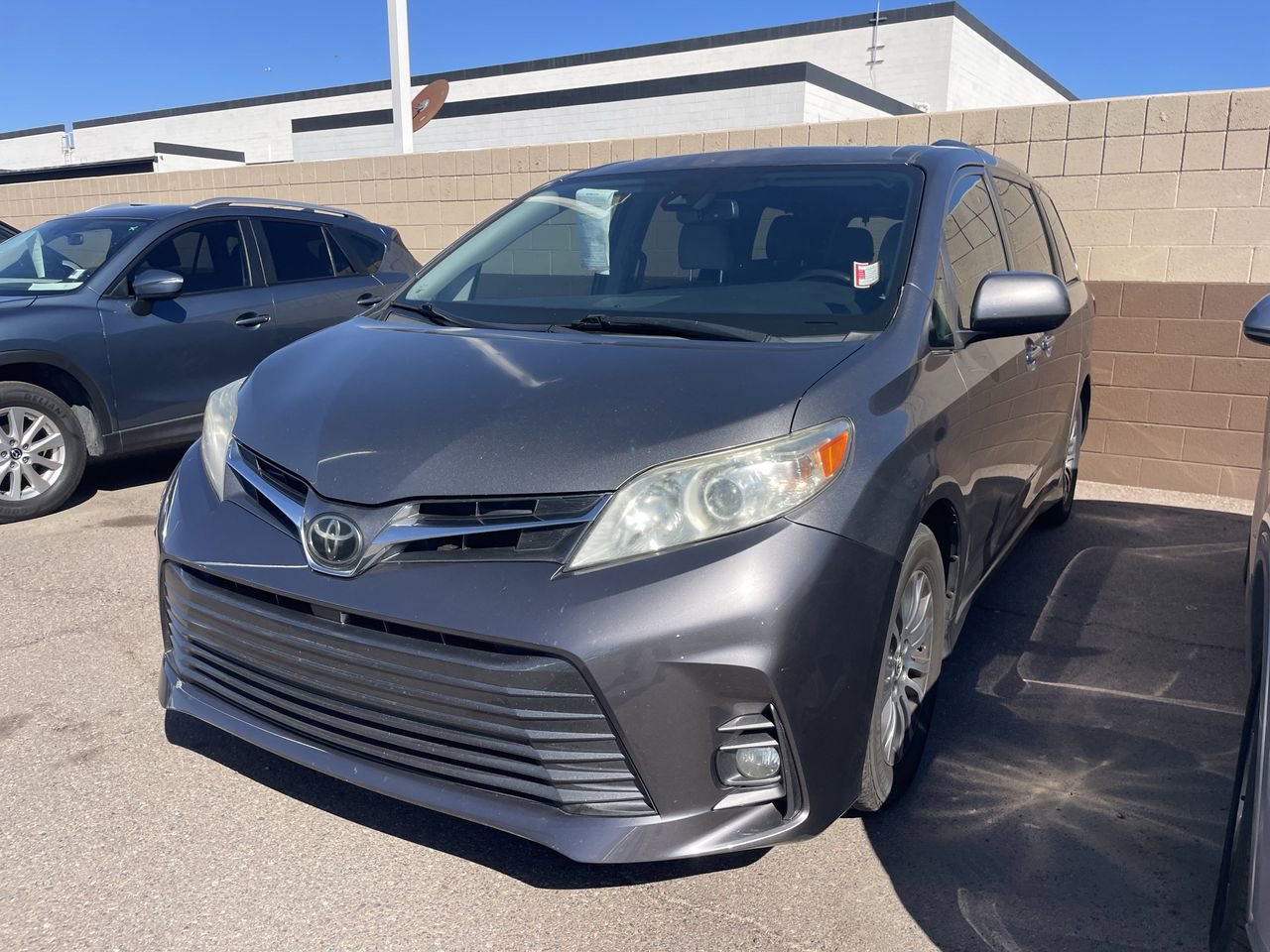 Used 2018 Toyota Sienna XLE Premium w/ Carpet Mat Package image 4