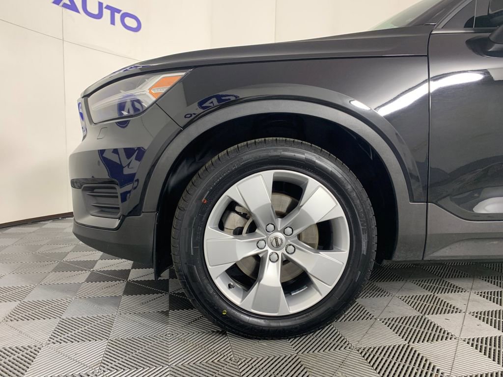 Used 2022 Volvo XC40 T5 Momentum image 12