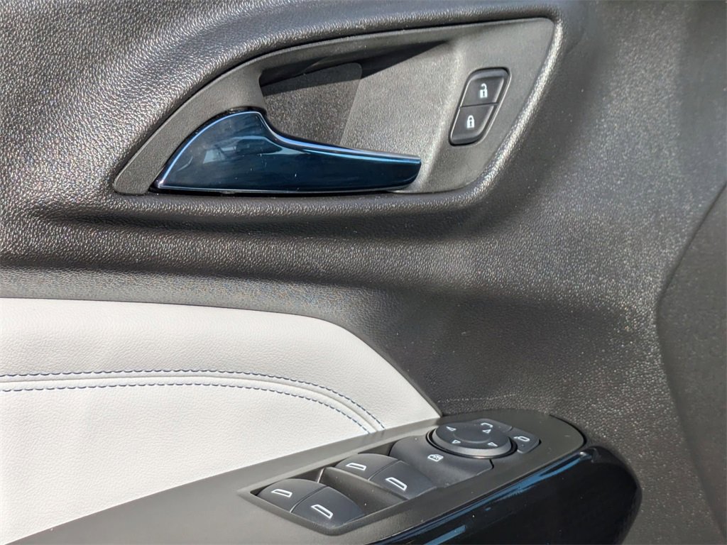 Used 2025 Chevrolet Trax LT w/ LT Convenience Package image 13