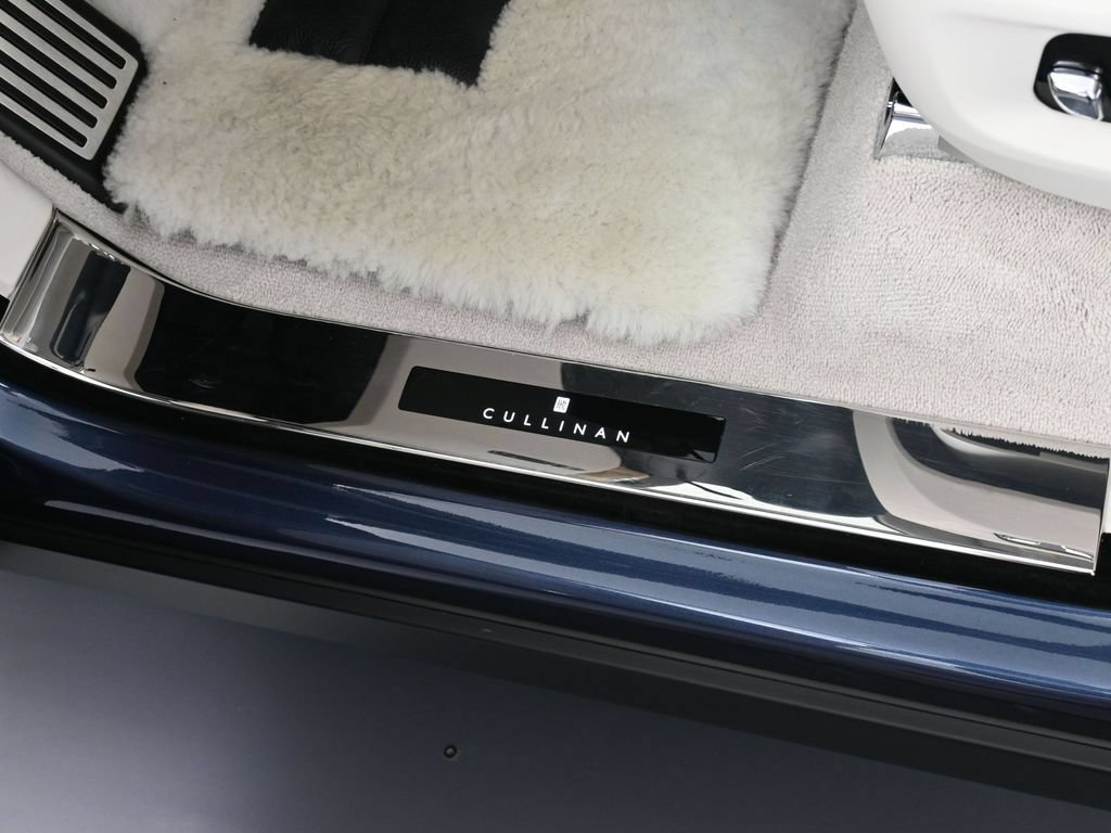 Certified 2024 Rolls-Royce Cullinan AWD/4WD image 16