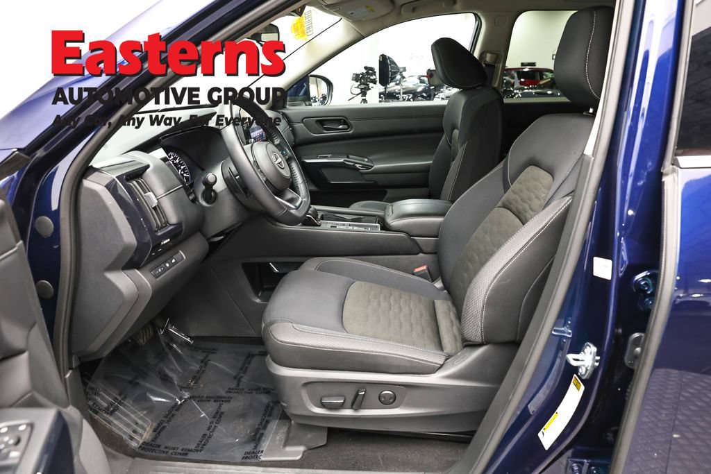 Used 2025 Nissan Pathfinder SV FWD image 14