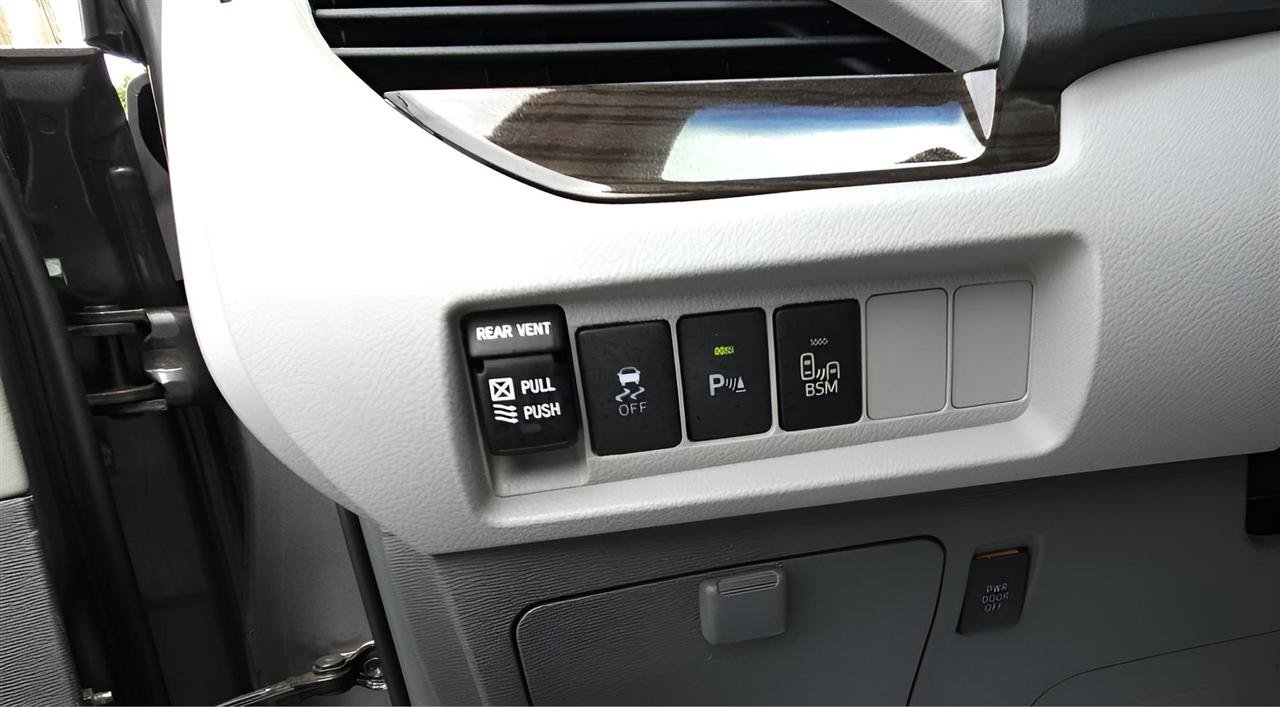 Used 2017 Toyota Sienna XLE w/ XLE Navigation Package AWD/4WD image 9