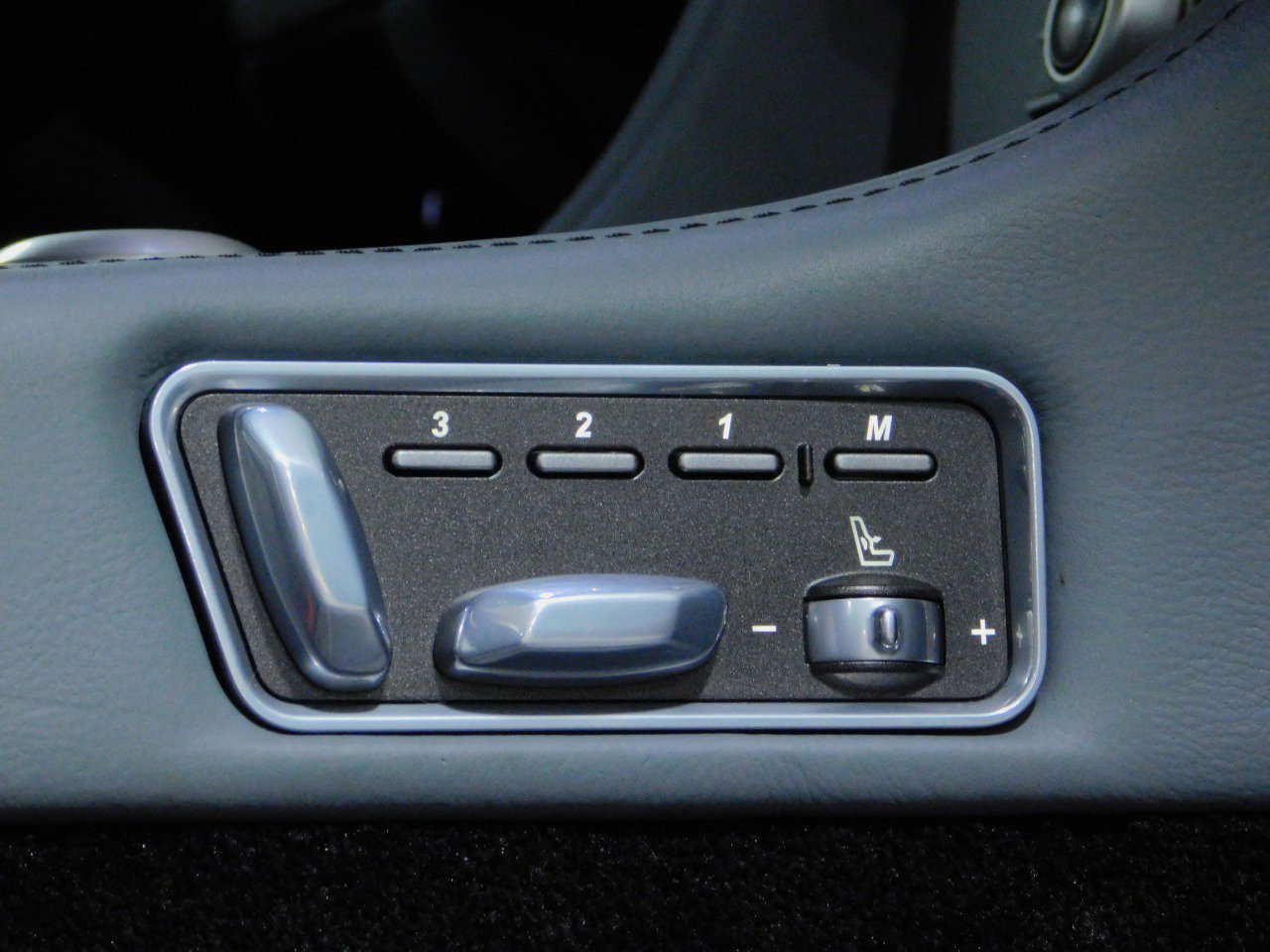 Used 2011 Aston Martin Rapide image 17