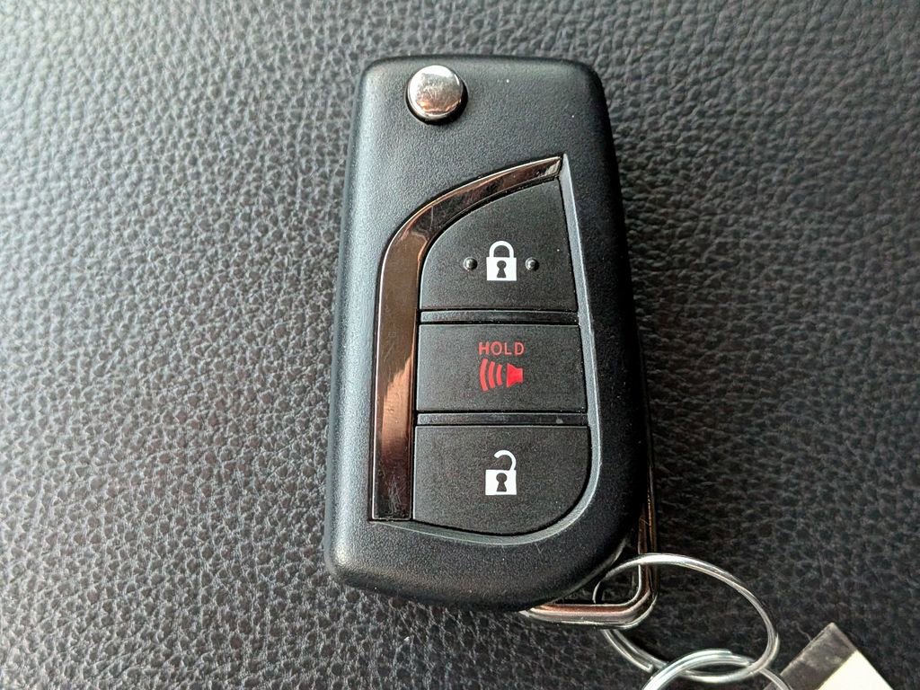 Used 2021 Toyota RAV4 LE image 26