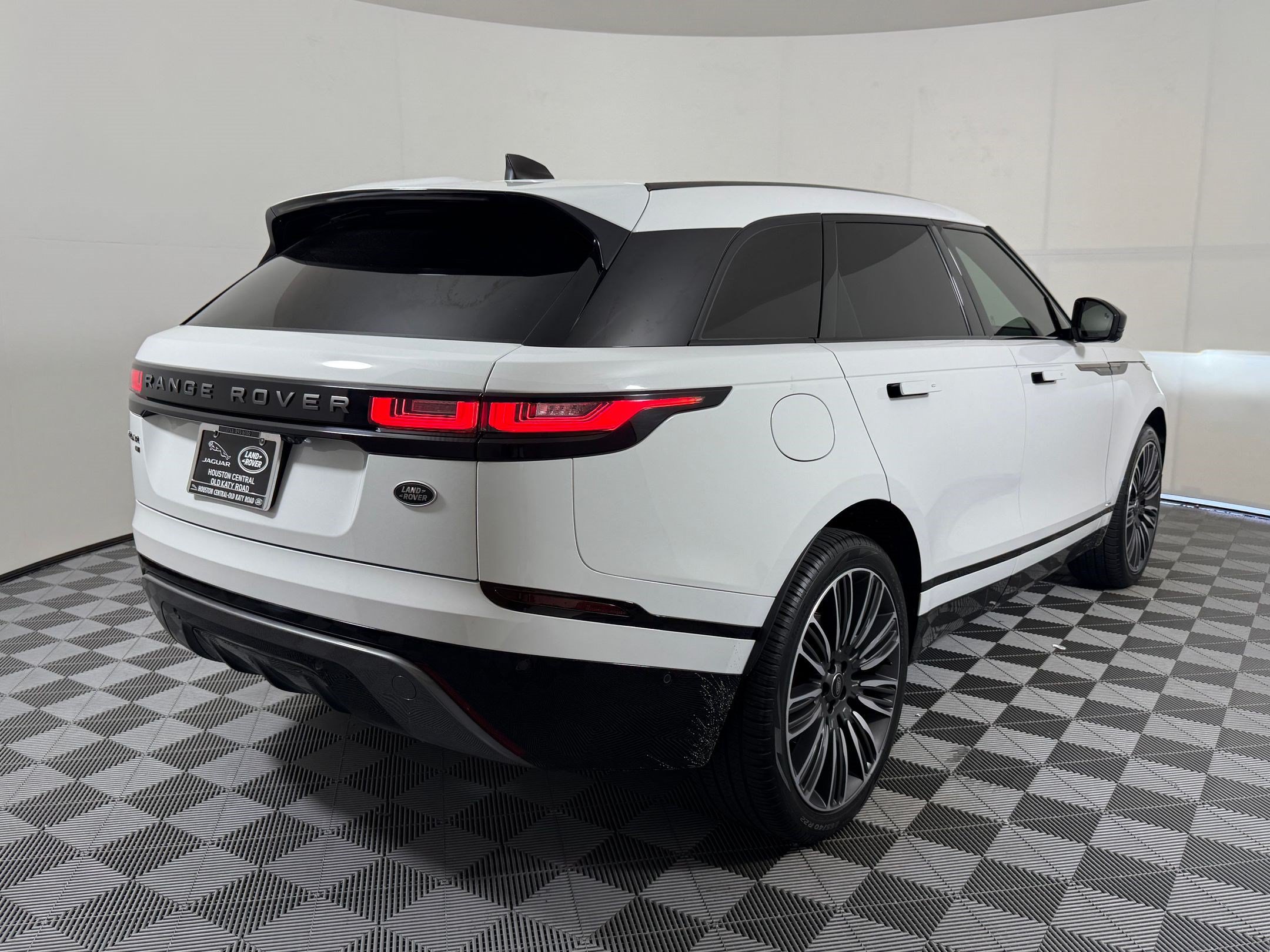 Used 2021 Land Rover Range Rover Velar R-Dynamic S AWD/4WD image 8