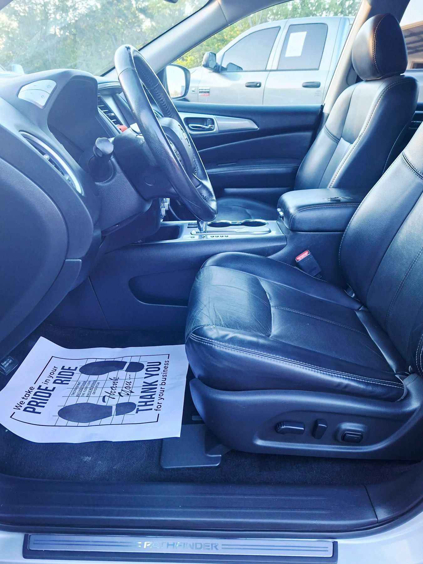 Used 2019 Nissan Pathfinder SL FWD image 9