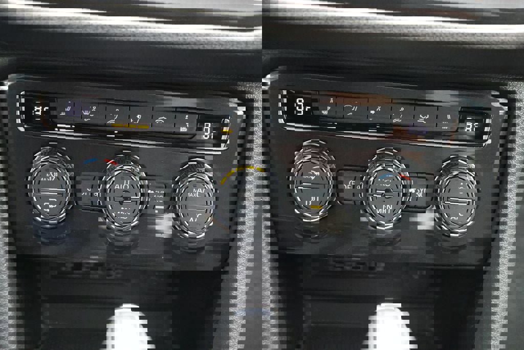 Used 2018 Volkswagen Tiguan SEL image 24