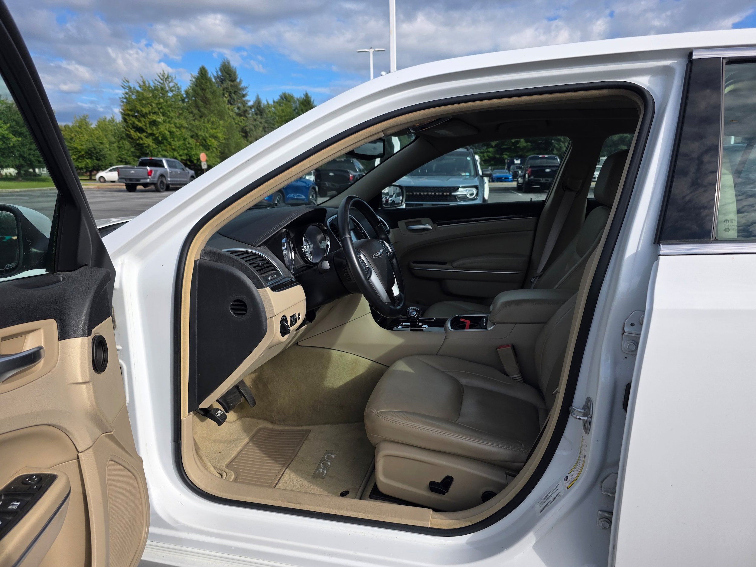 Used 2013 Chrysler 300 AWD w/ Driver Convenience Group image 18