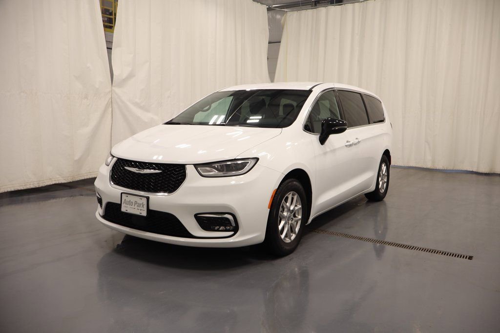 Used 2025 Chrysler Pacifica Select image 6