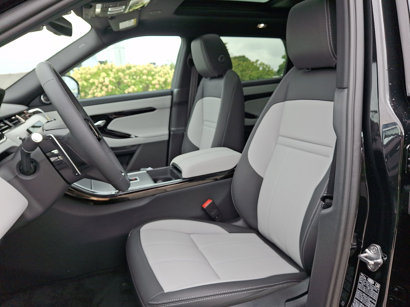 New 2026 Land Rover Range Rover Evoque Hoxton AWD/4WD image 3