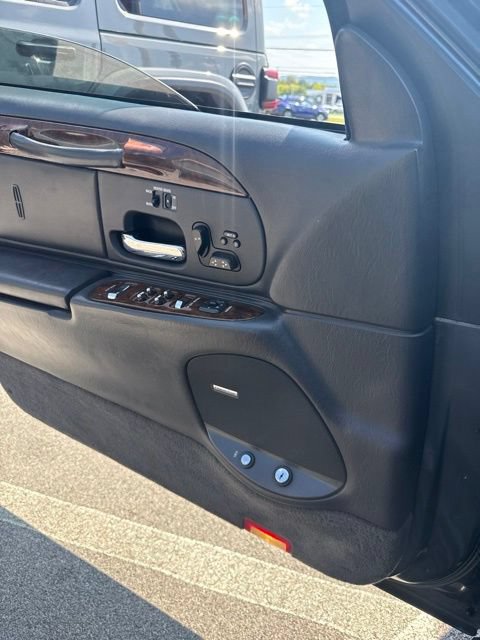 Used 1998 Lincoln Town Car Signature RWD image 7