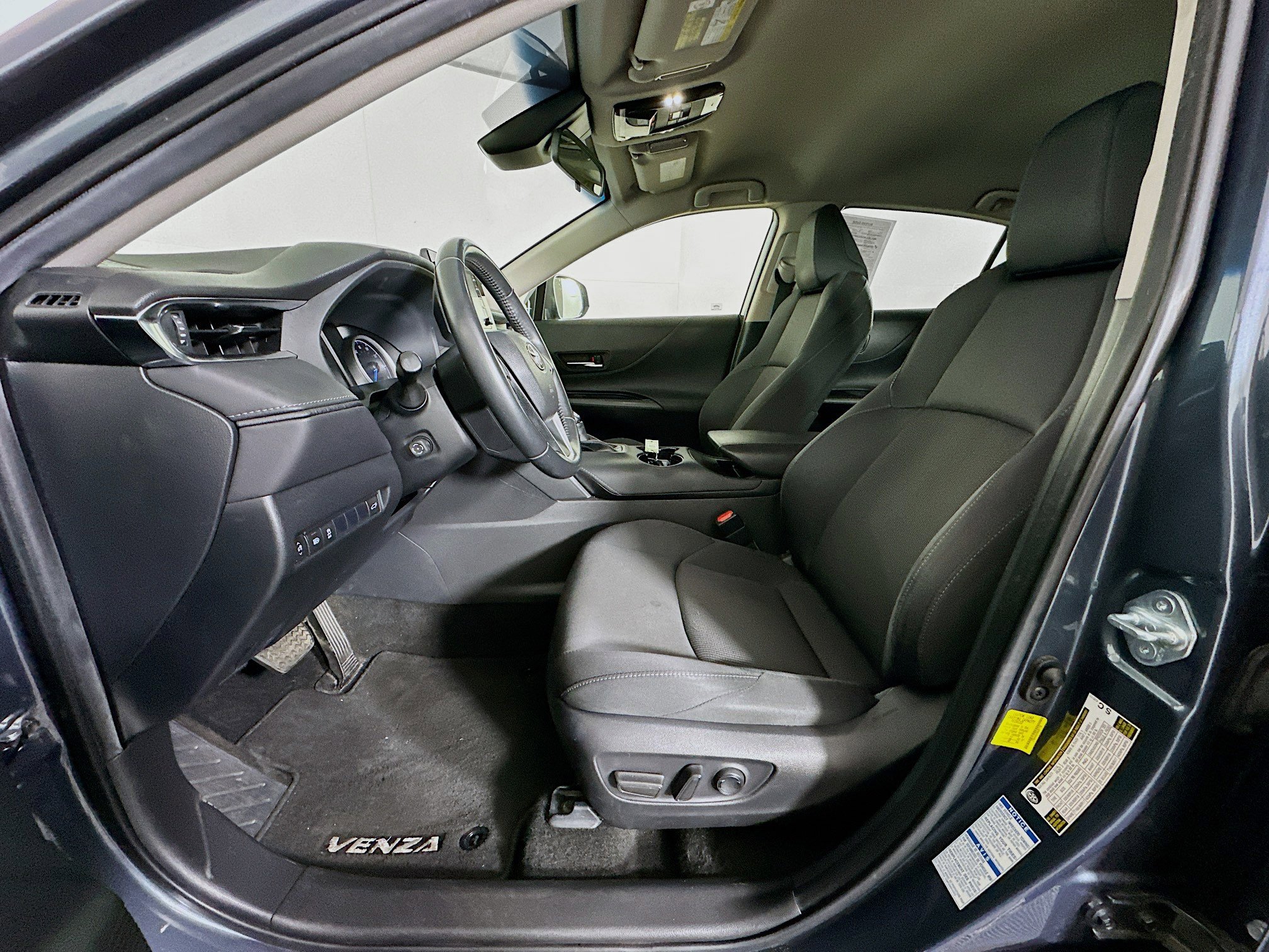 Used 2021 Toyota Venza LE w/ Carpet Mat Package (TMS) AWD/4WD image 13