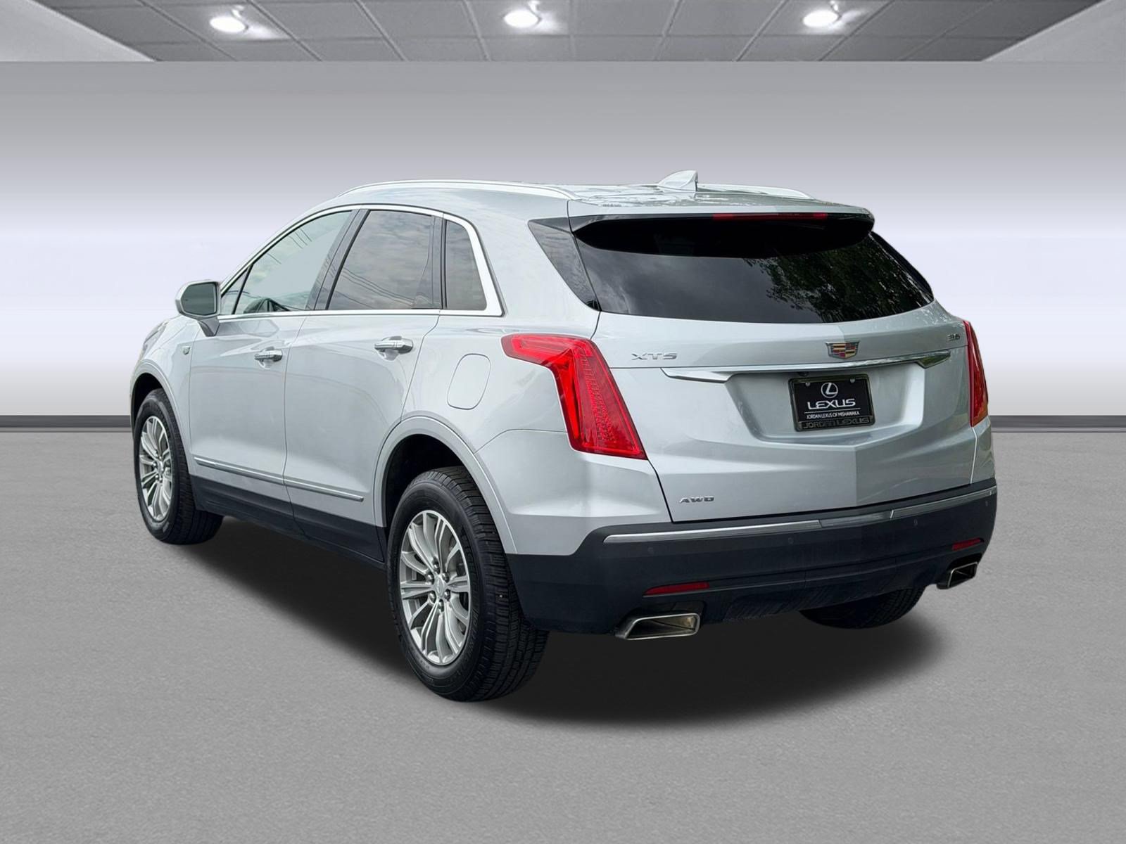 Used 2018 Cadillac XT5 Luxury w/ Driver Awareness Package AWD/4WD image 3