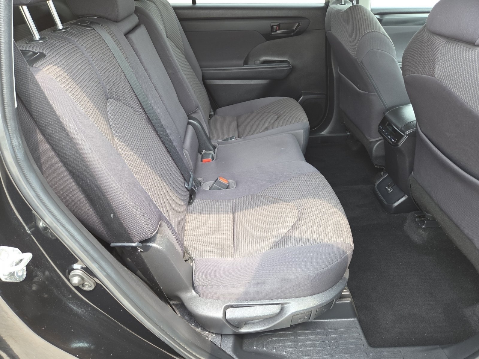 Used 2022 Toyota Highlander LE AWD/4WD image 20