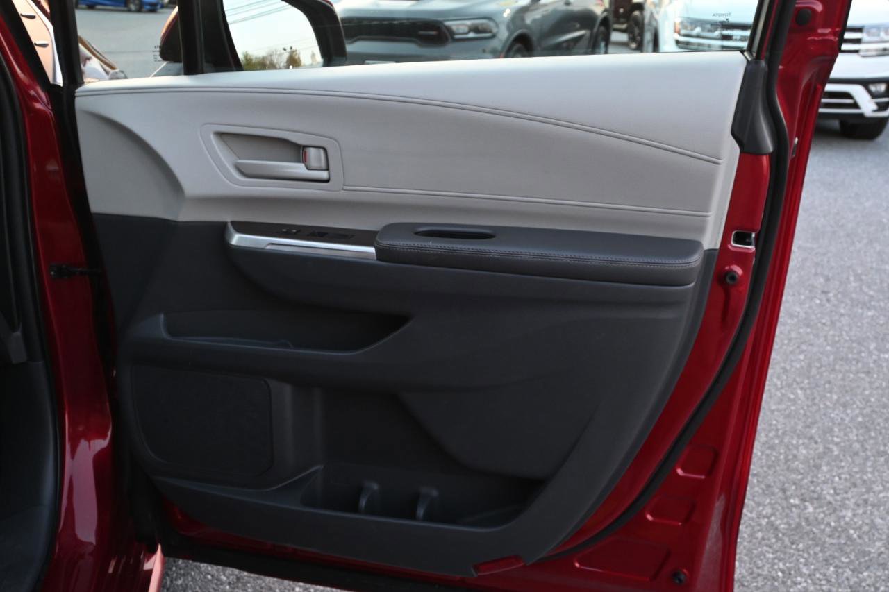 Used 2021 Toyota Sienna LE w/ LE Plus Package FWD image 29