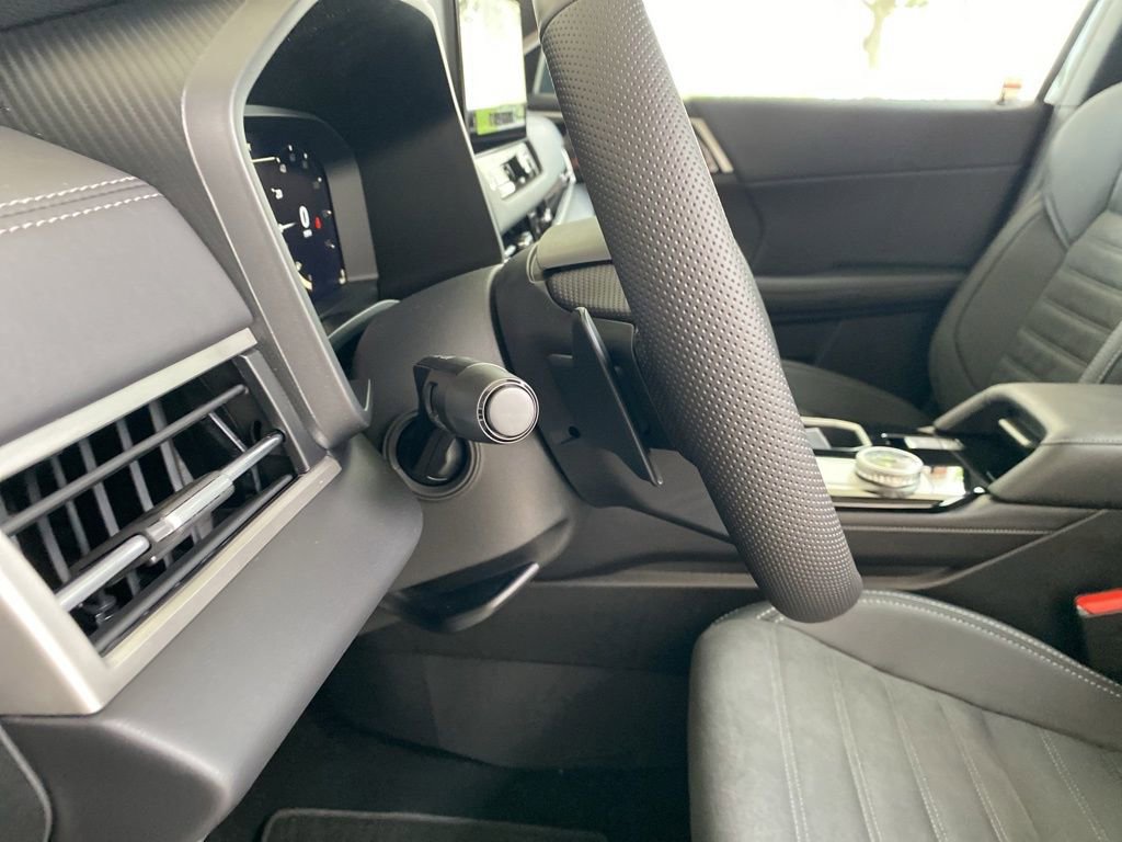 New 2025 Mitsubishi Outlander SE image 40
